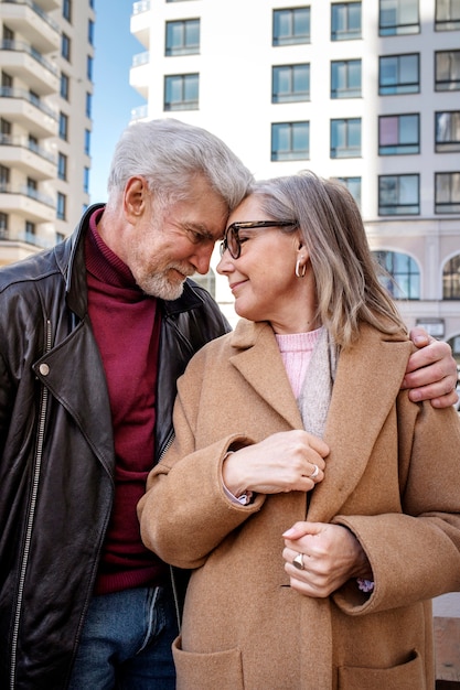 Coup moyen de personnes âgées amoureuses