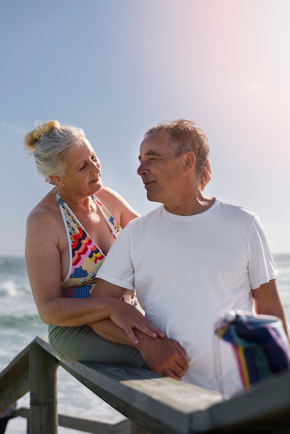 Photo gratuite coup moyen de personnes âgées au bord de la mer