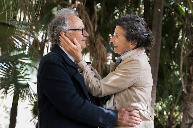 Photo gratuite coup moyen personnes âgées datant