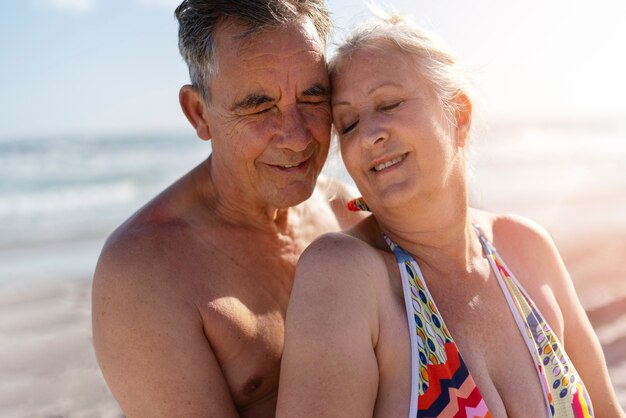 Coup moyen personnes âgées romantiques à la plage
