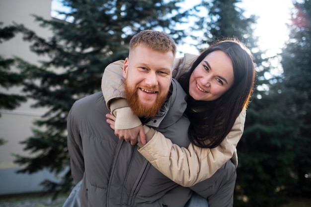 Photo gratuite coup moyen de personnes amoureuses