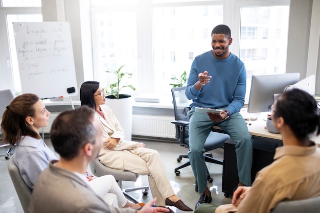 Coup moyen de personnes apprenant au bureau