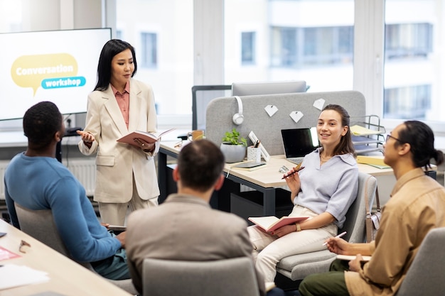 Coup moyen de personnes apprenant au bureau