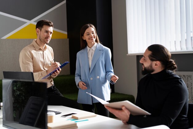 Coup moyen de personnes au bureau travaillant