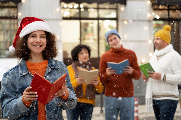 Coup moyen de personnes chantant des chants de noël