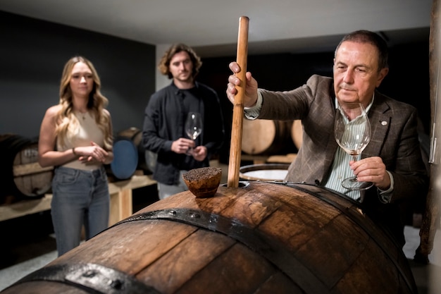 Photo gratuite coup moyen de personnes dans une cave à vin