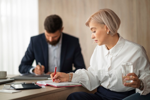 Photo gratuite coup moyen de personnes faisant leur travail