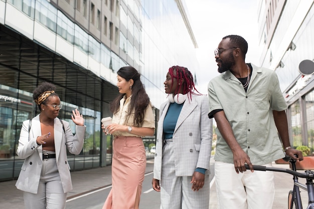 Photo gratuite coup moyen de personnes marchant ensemble dans la rue