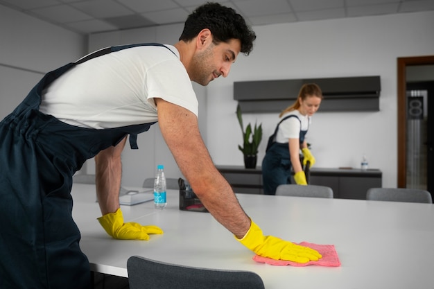 Photo gratuite coup moyen de personnes nettoyant à l'intérieur