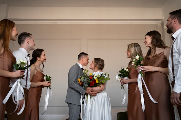 Photo gratuite coup moyen de personnes posant au mariage