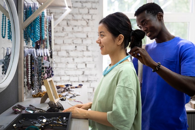 Photo gratuite coup moyen de personnes regardant des bijoux