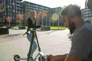 Photo gratuite coup moyen de personnes avec des scooters électriques