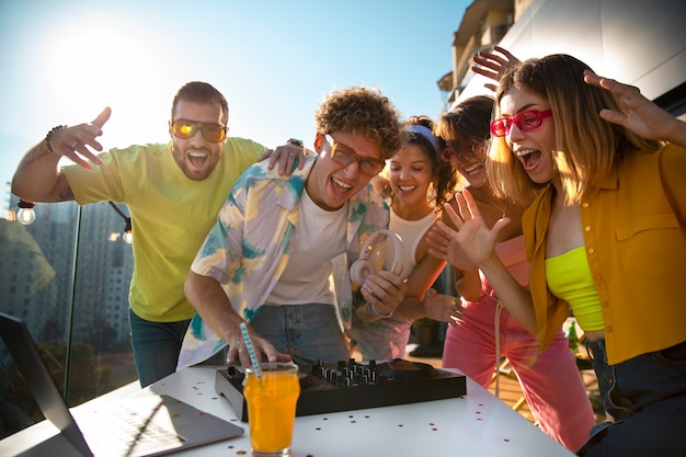 Photo gratuite coup moyen de personnes souriantes faisant la fête ensemble