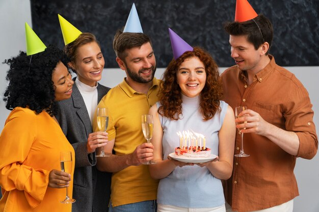 Coup moyen de personnes souriantes faisant la fête