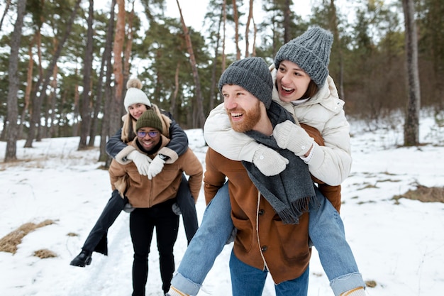 Coup moyen personnes souriantes heure d'hiver