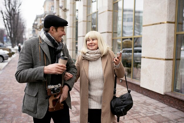 Coup moyen de personnes souriantes marchant ensemble