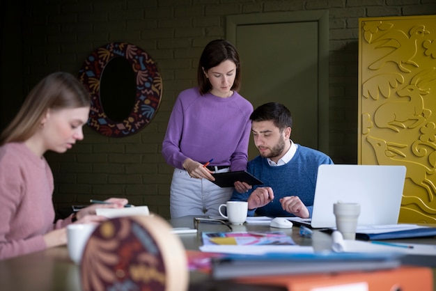 Photo gratuite coup moyen de personnes travaillant au bureau