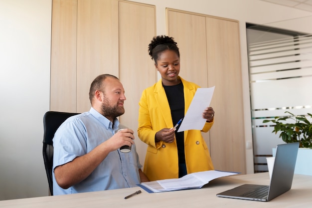 Photo gratuite coup moyen de personnes travaillant au bureau