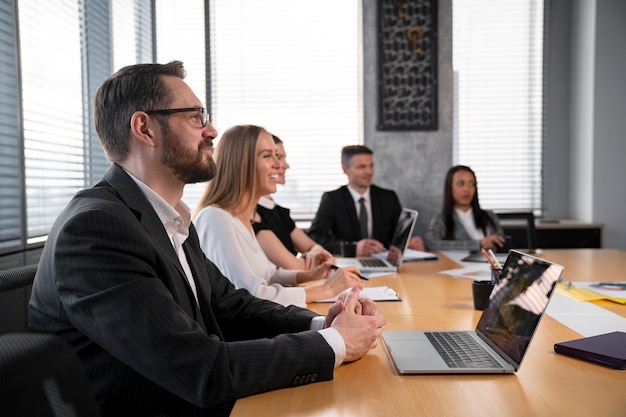 Coup moyen de personnes travaillant ensemble