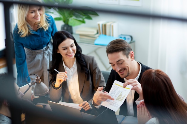 Coup moyen de personnes travaillant ensemble