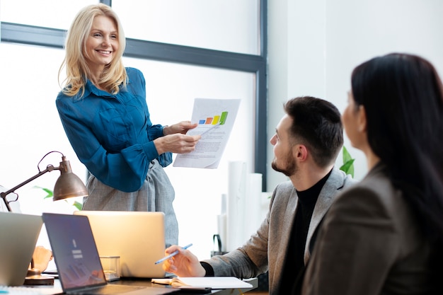 Coup moyen de personnes travaillant ensemble