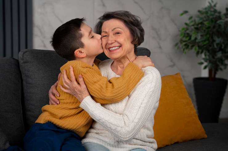 Photo gratuit coup moyen petit-fils embrassant grand-mère