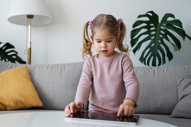 Coup moyen petite fille avec tablette