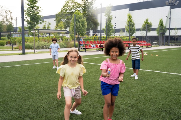 Photo gratuite coup moyen pour enfants jouant avec un pistolet à eau