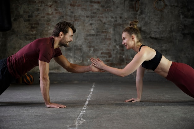 Coup moyen pour les personnes faisant des exercices ensemble