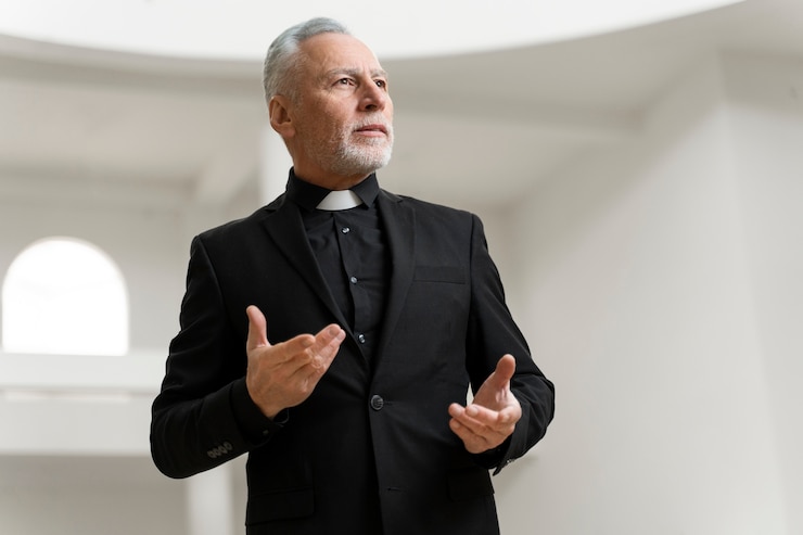 Photo gratuit coup moyen prêtre prêchant à l'église