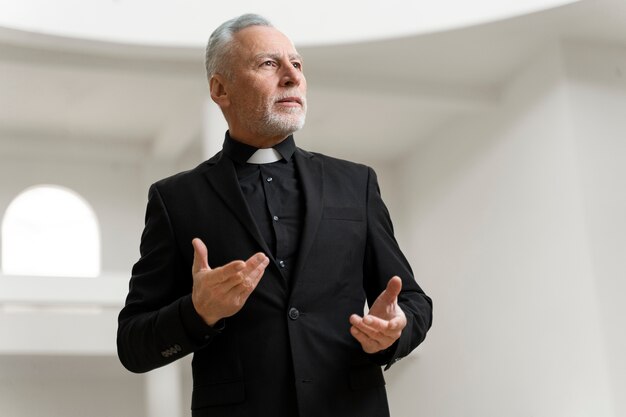 Coup moyen prêtre prêchant à l'église