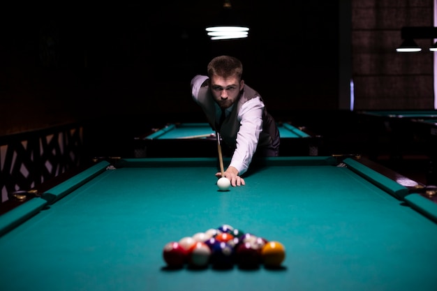 Coup moyen avec queue de billard frapper une balle blanche