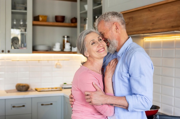 Coup moyen senior couple heureux