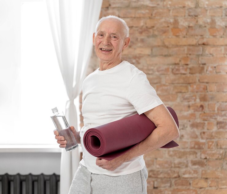 Photo gratuit coup moyen senior man holding tapis de yoga