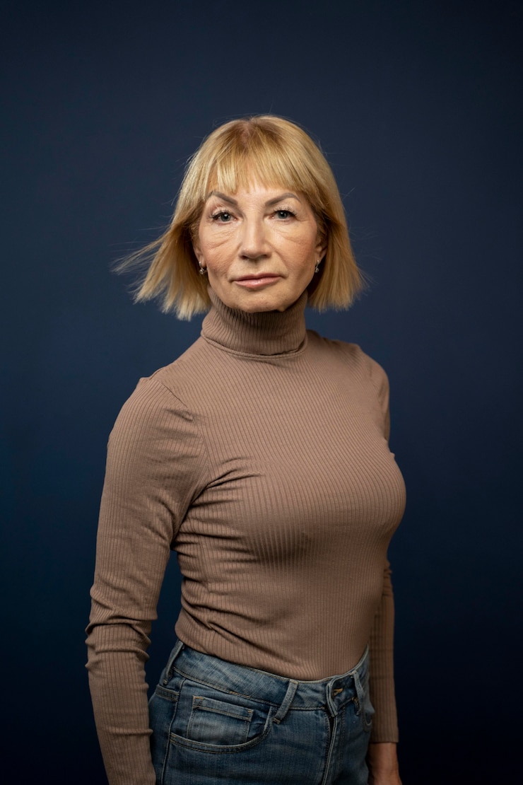 Photo gratuit coup moyen senior woman posing