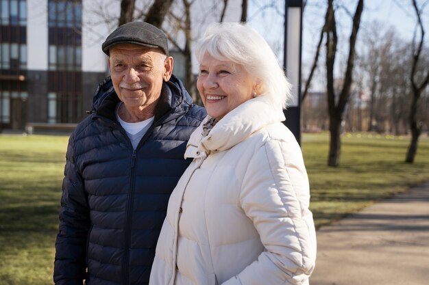 Coup moyen smiley couple marchant ensemble