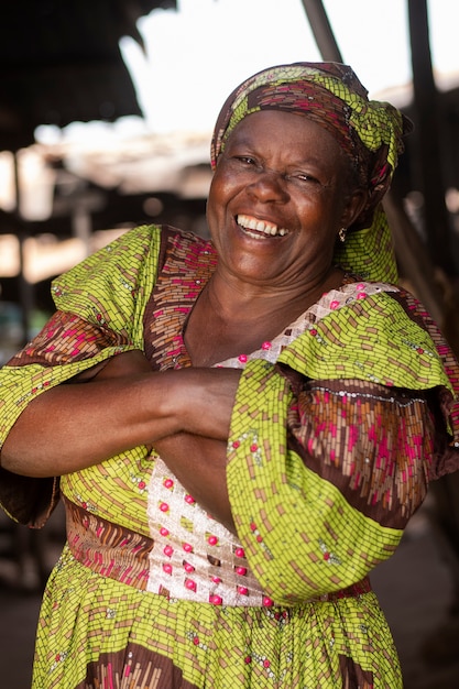 Coup moyen smiley femme âgée à l'extérieur