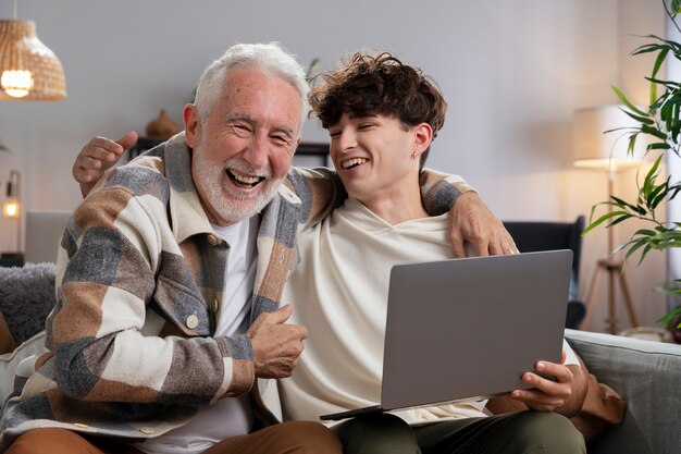Coup moyen smiley grand-père et adolescent