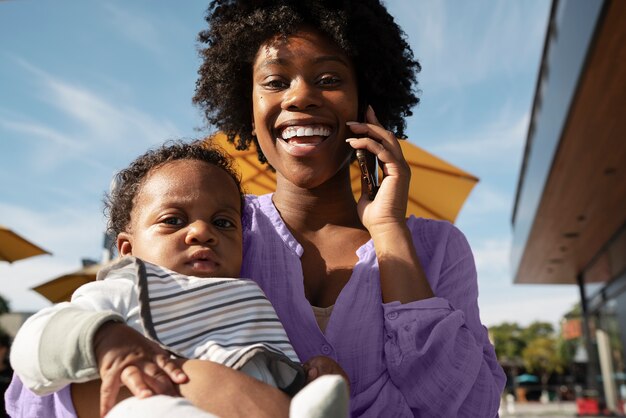 Coup moyen smiley mère tenant bébé