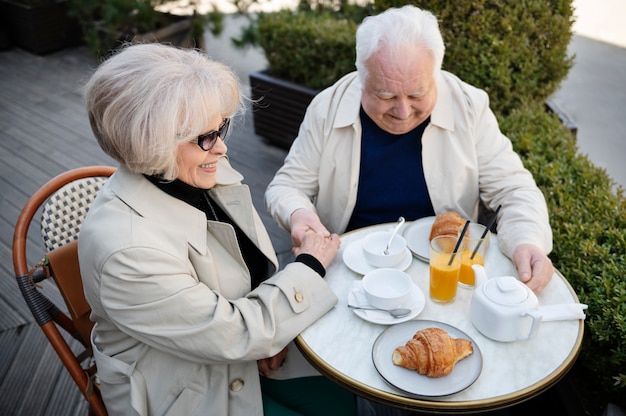 Coup moyen smiley personnes âgées à table