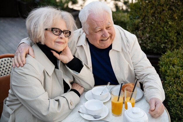 Coup moyen smiley personnes âgées à table