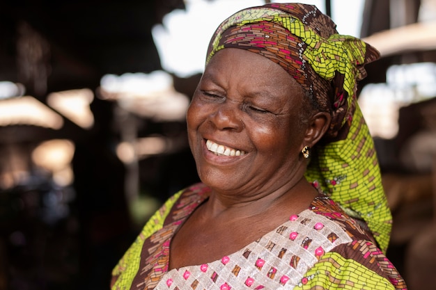 Coup moyen smiley vieille femme à l'extérieur