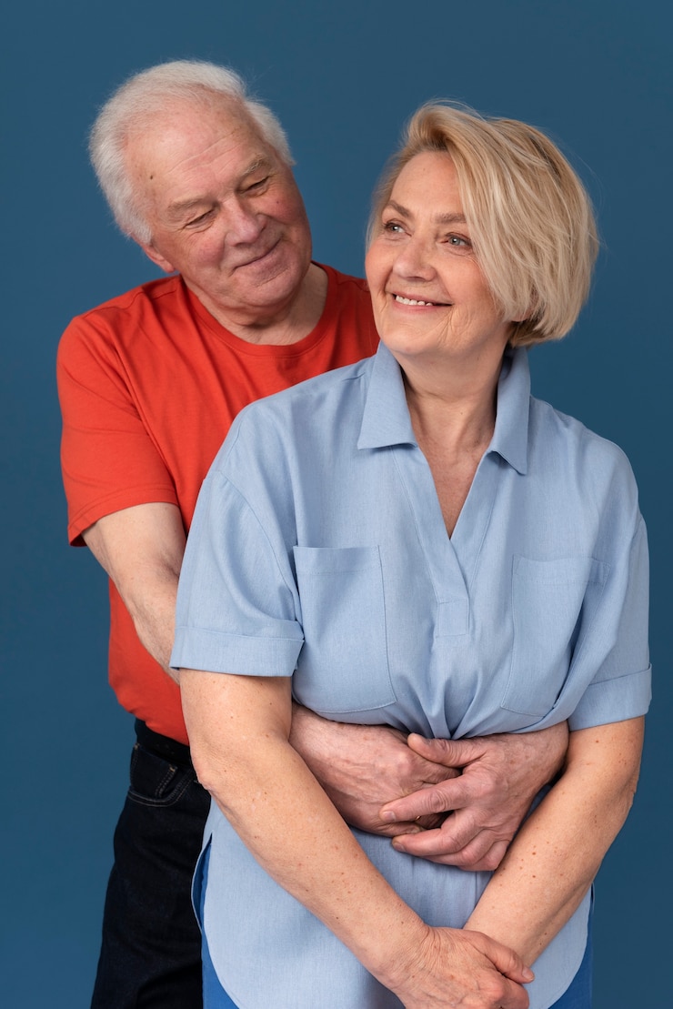 Photo gratuit coup moyen smiley vieux couple étreignant