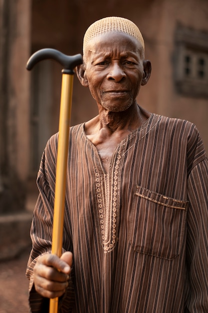 Photo gratuite coup moyen vieil homme tenant une canne