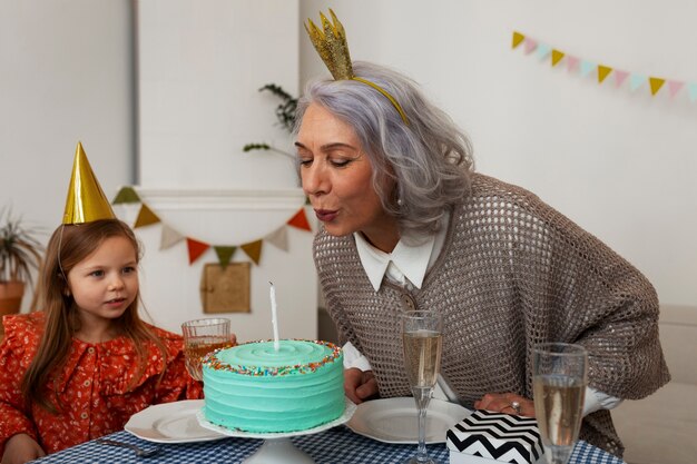 Coup moyen vieille femme et fille célébrant l'anniversaire
