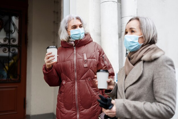 Coup moyen vieilles femmes marchant ensemble