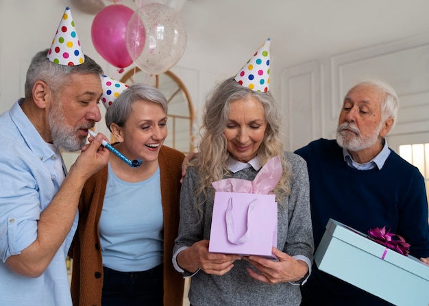 Photo gratuite coup moyen vieux amis célébrant l'anniversaire