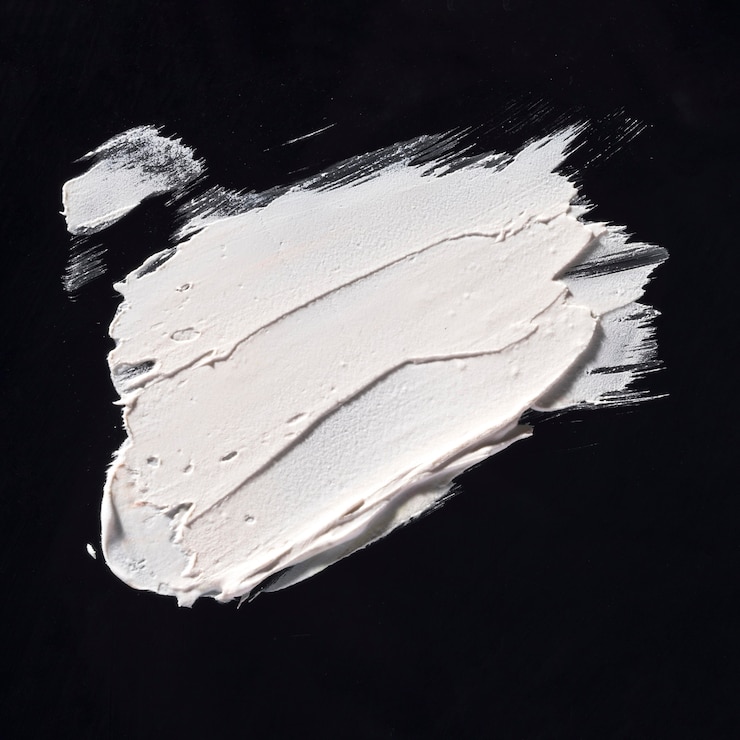 Photo gratuit coup de pinceau blanc sur fond noir