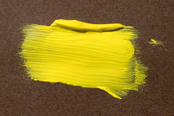 Photo gratuit coup de pinceau jaune sur fond marron