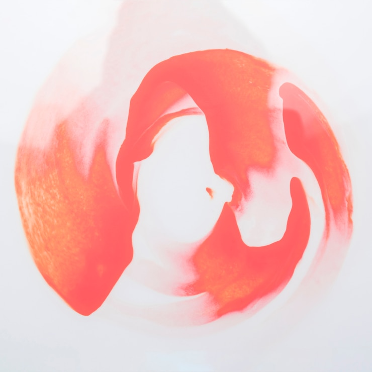 Photo gratuit coup de pinceau orange abstrait sur papier blanc